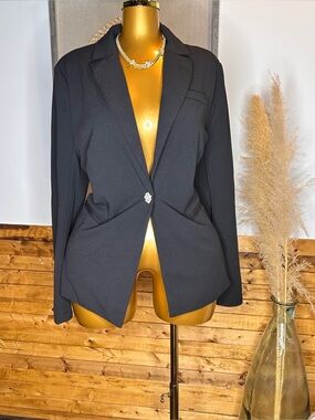 ZOE PLUS SIZE SRETCH LUXE CRYSTAL DETAIL BUTTON BLAZER